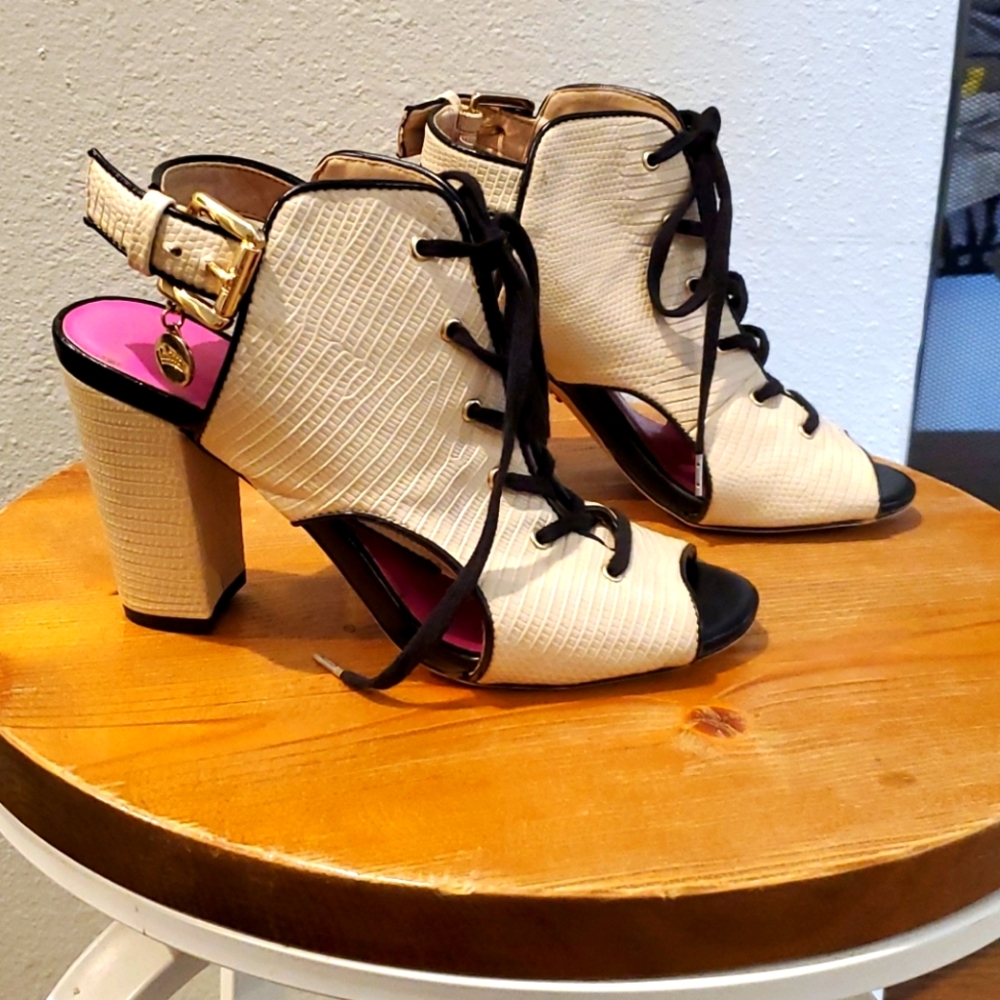 Juicy Couture lace front heels ladies size 6.5